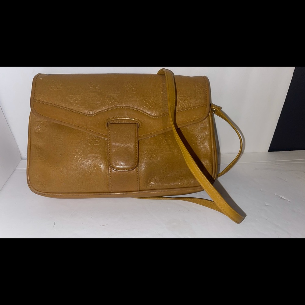 Juna vintage embossed purse